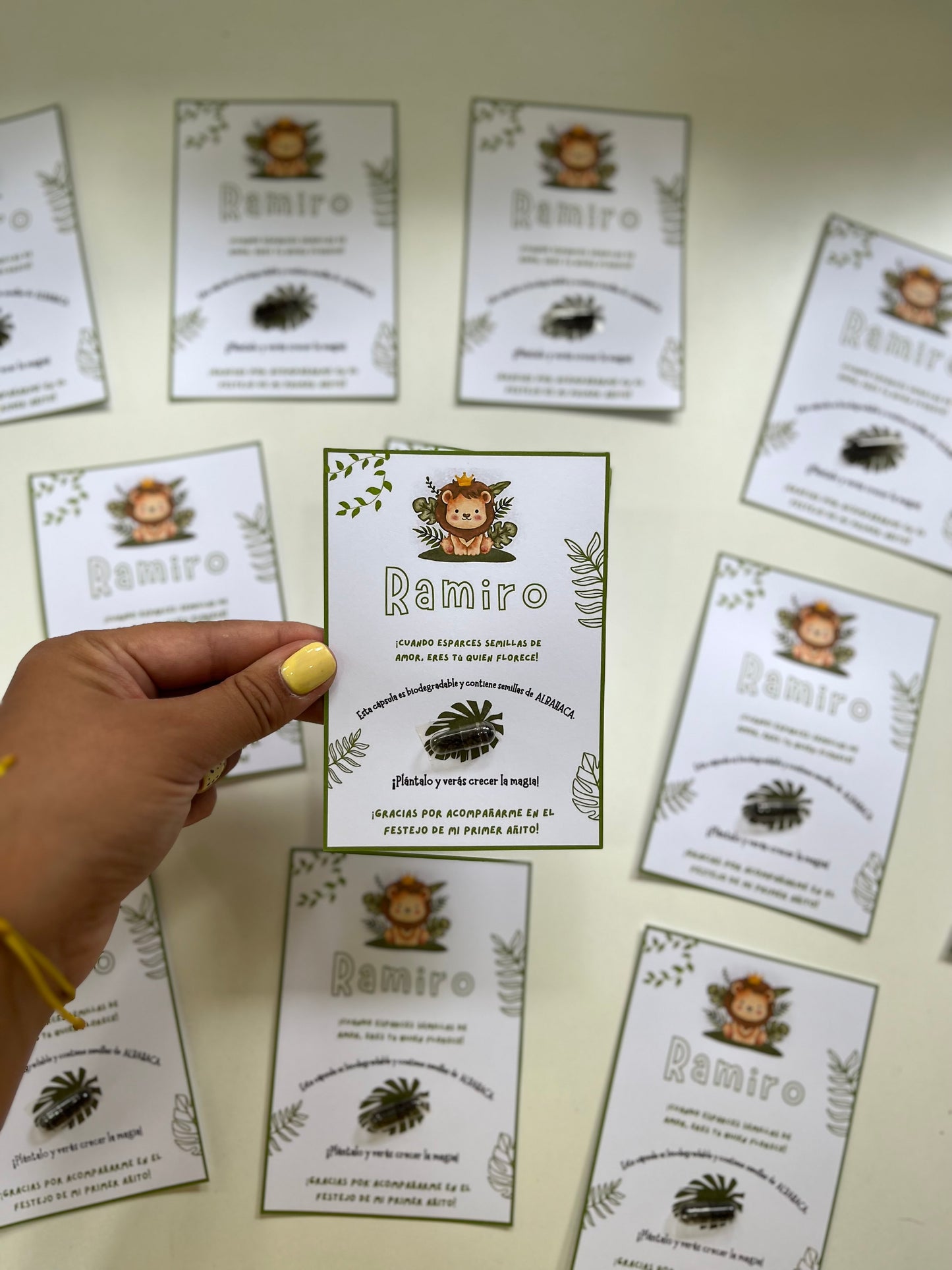 Tarjetas con cápsula biodegradable con semillitas