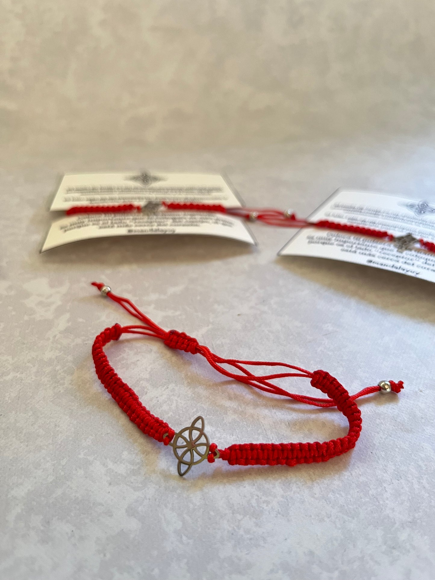 Pulsera roja - nudo de bruja