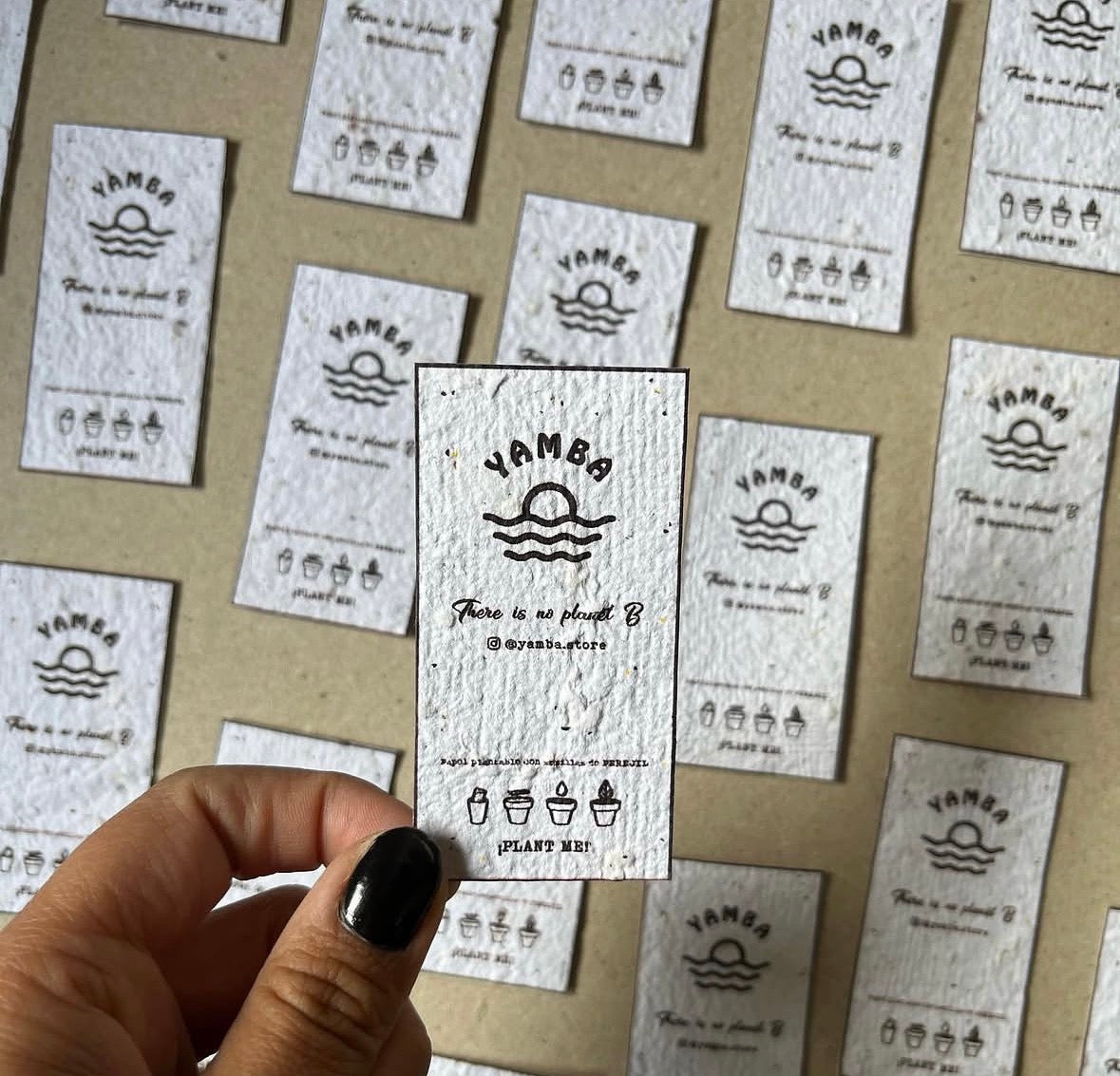 Tarjetas de papel reciclado plantable