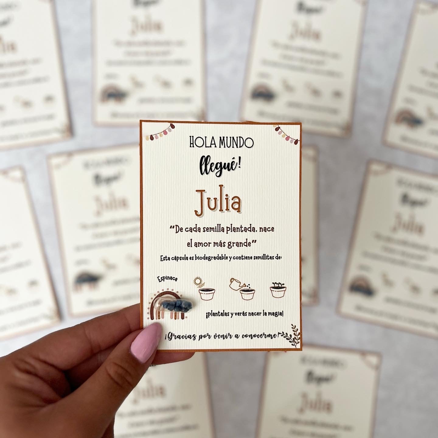Tarjetas con cápsula biodegradable con semillitas