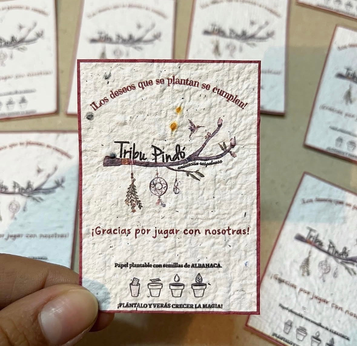 Tarjetas de papel reciclado plantable
