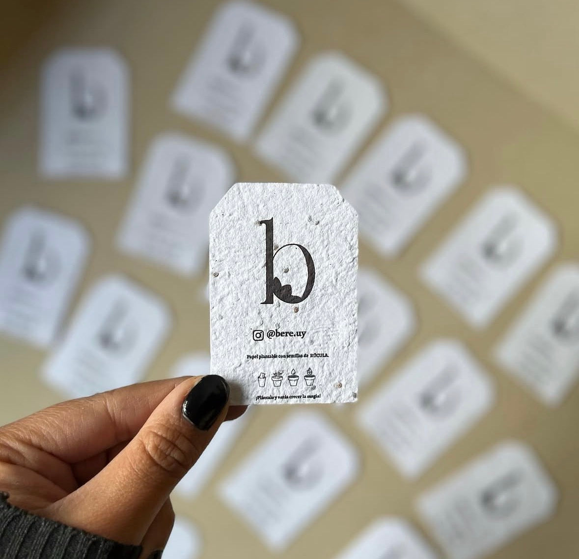 Tarjetas de papel reciclado plantable